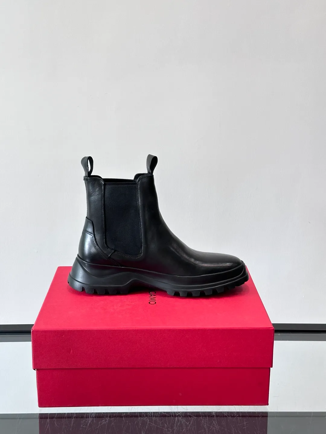 Men's men's shoes 💰960 FERRAGAMO Chelsea boots, super A Chelsea shoes equipped with thick outsole, minimalist design exudes modern charm. Imported leather surface, good texture, leather lining, easy to wear!  size: 39-44 (38.45.46 customized)